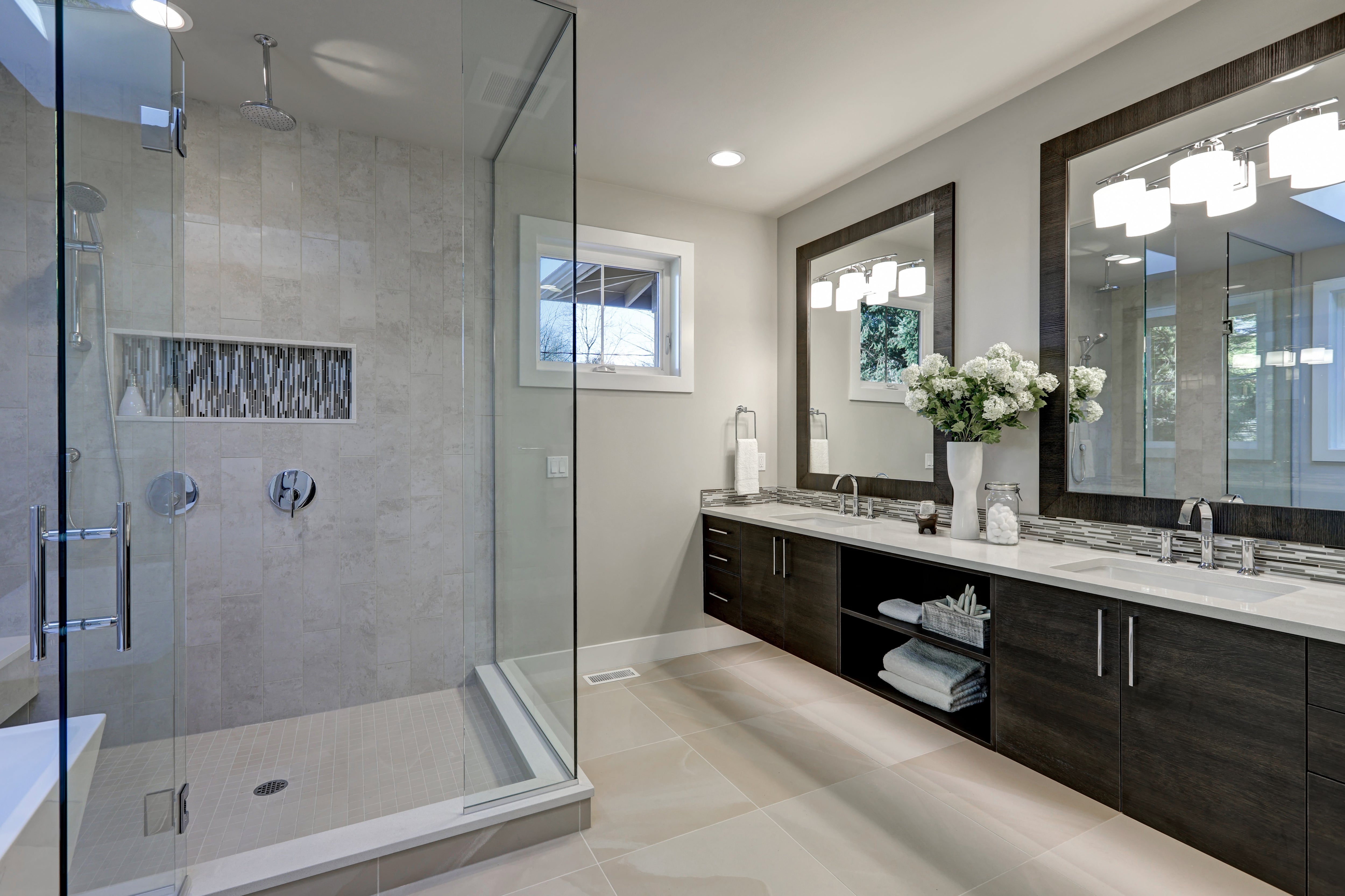 Salle de bain rénovée avec douche en céramique, bande de mosaïque et plancher grand format, réalisée par Surface Expert à Drummondville