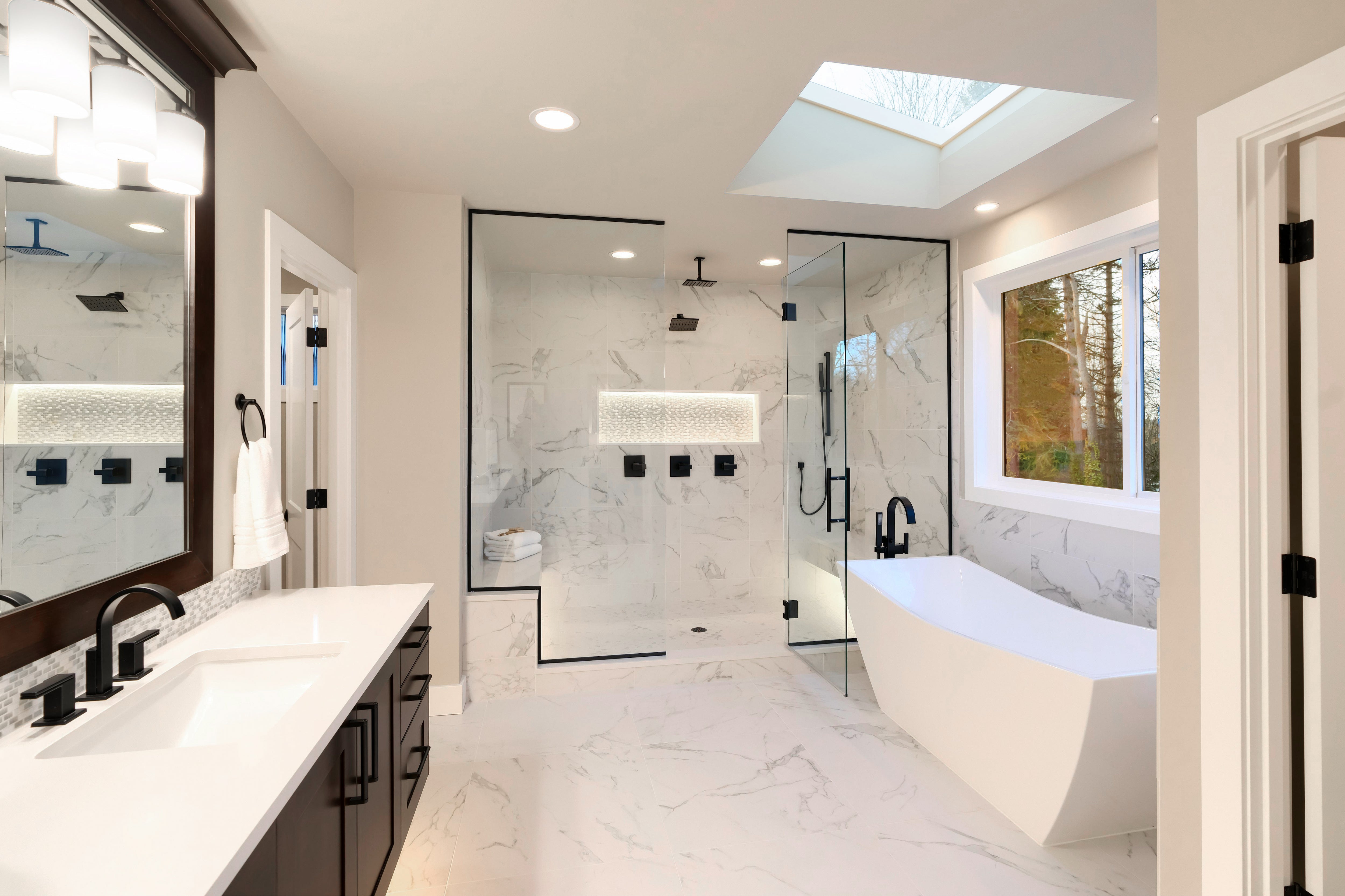 Salle de bain en céramique imitation marbre avec douche vitrée, réalisée par Surface Expert à Drummondville
