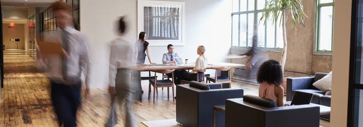 Comment choisir le bon revêtement pour une pièce à fort passage - Surfaces Expert