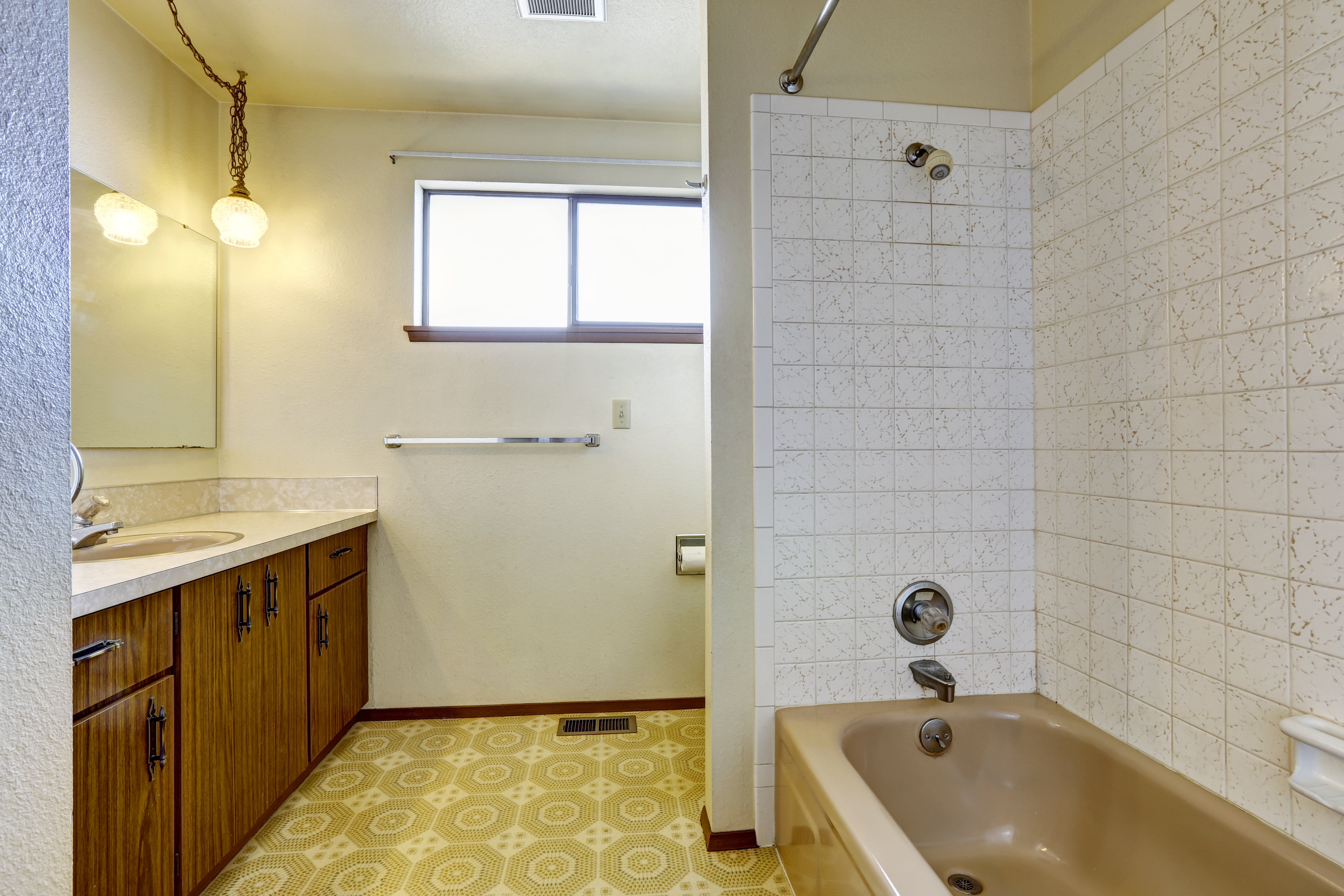 Salle de bain démodée avant rénovation