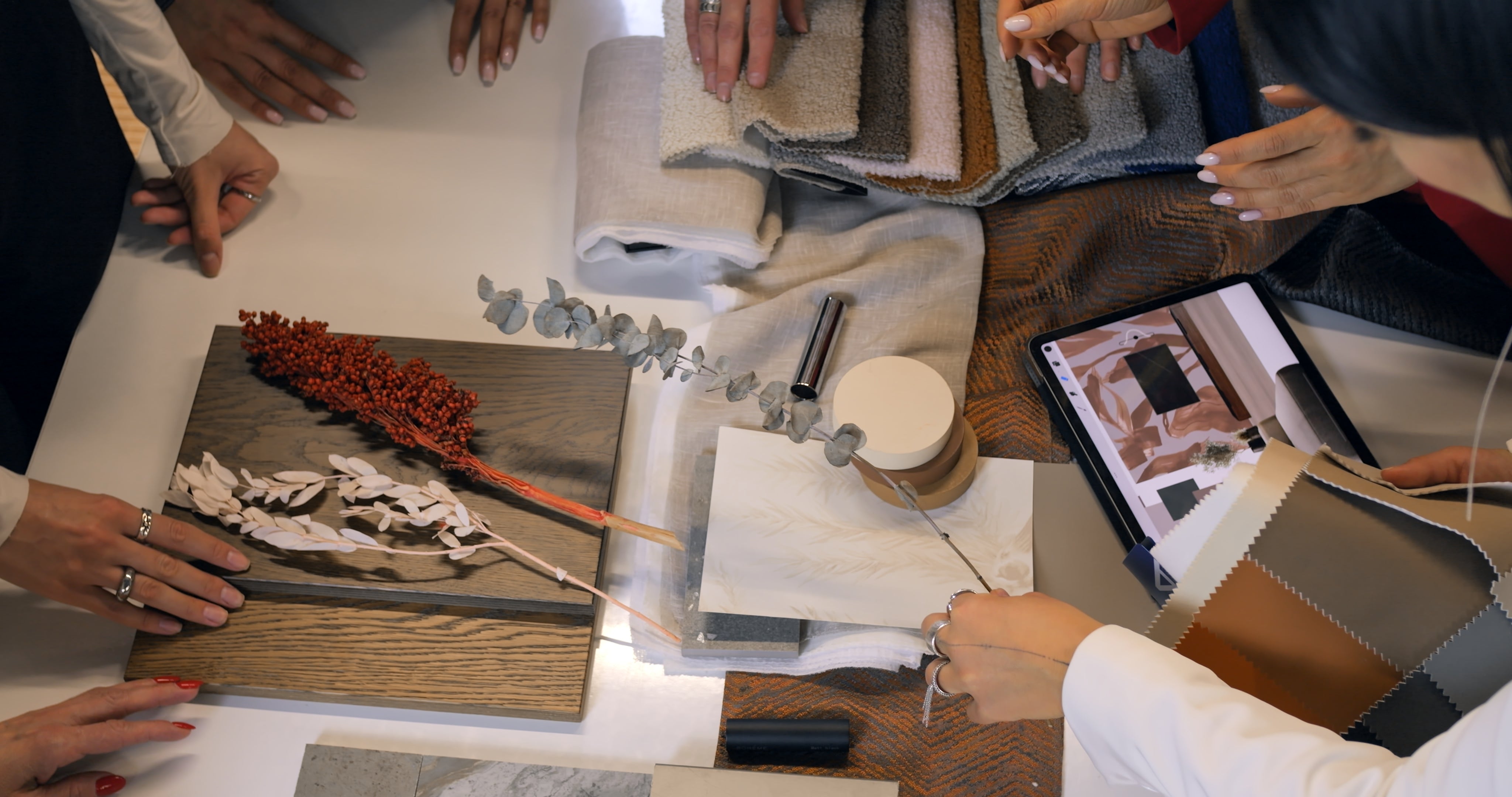 Consultation en design : sélection de couleurs, matériaux et échantillons avec les designers de Surface Expert